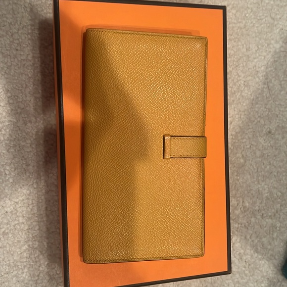 Hermes Auth wallet in Mustard yellow - Picture 6 of 7